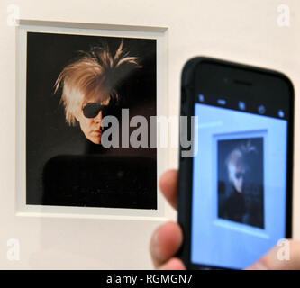 Londres, Royaume-Uni. 30Th Jan, 2019. Andy Warhol. Autoportrait (1986) à Bastian Andy Warhol galerie photos Polaroid, l'exposition d'ouverture de la Gallery à Londres, pour l'exécution de l'espace 2 février au 13 avril 2019, une série de plus de 60 l'auto-portrait et photographies Polaroid portrait d'Andy Warhol, dont certaines sont exposées pour la première fois, montrent les artistes, les acteurs, les politiciens et les amis de son entourage d'usine d'excentrique. Credit : Nils Jorgensen/Alamy Live News Banque D'Images