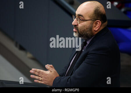 Berlin, Allemagne. 30Th Jan, 2019. Omid Nouripour (Bündnis 90/Die Grünen), membre du Bundestag et le président de la commission des affaires étrangères, prendra la parole dans la salle plénière du Palais du Reichstag pendant une heure actuelle du Parlement. Les plus importants inscrits à l'ordre du jour de la réunion sont la remise en question du gouvernement allemand par l'opposition et une heure actuelle sur la situation actuelle au Venezuela. Credit : Gregor Fischer/dpa/Alamy Live News Banque D'Images