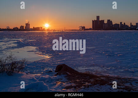 Detroit, Michigan, USA - 30 janvier 2019 - comme l'air froid polaire a balayé le midwest des États-Unis, une basse température record a été battu à Detroit même avant le coucher de soleil sur la glace-étranglée de la rivière Détroit. Au coucher du soleil, la température était de -7° F (-22C). La faible au lendemain devrait atteindre -16F (-27 C). Crédit : Jim West/Alamy Live News