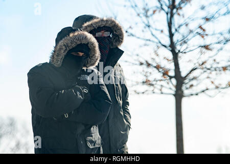 Chicago, USA. 30Th Jan, 2019. Les personnes sont considérées emmitouflés marcher dans le Millennium Park de Chicago, États-Unis, le 30 janvier 2019. Chicago's record de la température la plus froide a volé en éclats mercredi que le vortex polaire a frappé la plus grande ville dans le Midwest des États-Unis, selon le National Weather Service (NWS). Crédit : Patrick Gorski/Xinhua/Alamy Live News Banque D'Images