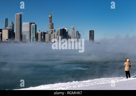 Chicago, USA. 30Th jan 2019. Malgré le vortex polaire et les températures de 20 sous zéro certaines gens hardy aventuré à Chicago pour voir du rivage de l'effet de brouillard d'hiver inhabituelle s'élevant de la pas encore gelé le lac Michigan Crédit : Matthieu Kaplan/Alamy Live News Banque D'Images