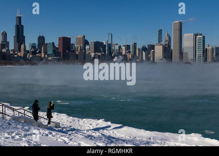 Chicago, USA. 30Th jan 2019. Malgré le vortex polaire et les températures de 20 sous zéro certaines gens hardy aventuré à Chicago pour voir du rivage de l'effet de brouillard d'hiver inhabituelle s'élevant de la pas encore gelé le lac Michigan Crédit : Matthieu Kaplan/Alamy Live News Banque D'Images