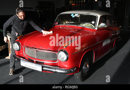 Brême, Allemagne. 29 janvier, 2019. Carsten Pätzold, collectionneur de voitures anciennes, nettoie dans une salle d'exposition en Speicher I dans un Goliath, Überseestadt Hansa 1100 Luxe, construit en 1960 et restauré par lui, appelé '' Hänschen apprend par lui. L'entreprise appartenait à Goliath Borgward. Pätzold est un constructeur de véhicules et de corps et aime les vieilles voitures, surtout Borgwards. Credit : Carmen Jaspersen/dpa/Alamy Live News Banque D'Images