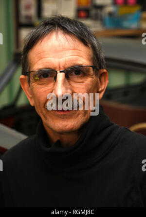 Brême, Allemagne. 29 janvier, 2019. Carsten Pätzold, collectionneur de voitures anciennes, est assis dans un hall d'exposition en Speicher I en Überseestadt. Pätzold est un constructeur de véhicules et de corps et aime les vieilles voitures, surtout Borgwards. Credit : Carmen Jaspersen/dpa/Alamy Live News Banque D'Images