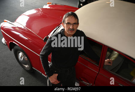 Brême, Allemagne. 29 janvier, 2019. Carsten Pätzold, collectionneur de voitures anciennes, se trouve dans une salle d'exposition en Speicher I dans l'Überseestadt, à côté d'un Goliath Hansa 1100 Luxus, construit en 1960 et restauré par lui, appelé '' Hänschen apprend par lui. L'entreprise appartenait à Goliath Borgward. Pätzold est un constructeur de véhicules et de corps et aime les vieilles voitures, surtout Borgwards. Credit : Carmen Jaspersen/dpa/Alamy Live News Banque D'Images