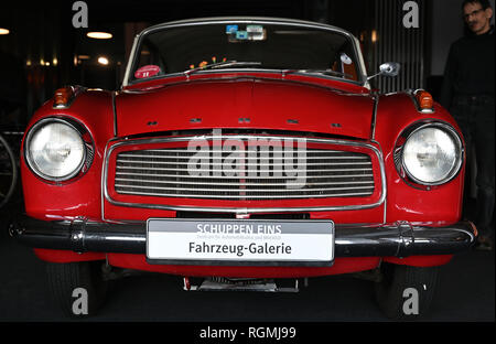 Brême, Allemagne. 29 janvier, 2019. Carsten Pätzold, collectionneur de voitures anciennes, se trouve dans une salle d'exposition en Speicher I dans l'Überseestadt, à côté d'un Goliath Hansa 1100 Luxus, construit en 1960 et restauré par lui, appelé '' Hänschen apprend par lui. L'entreprise appartenait à Goliath Borgward. Pätzold est un constructeur de véhicules et de corps et aime les vieilles voitures, surtout Borgwards. Credit : Carmen Jaspersen/dpa/Alamy Live News Banque D'Images