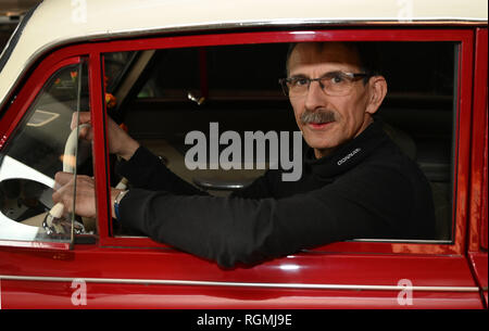 Brême, Allemagne. 29 janvier, 2019. Carsten Pätzold, collectionneur de voitures anciennes, est assis dans une salle d'exposition en Speicher I dans l'Überseestadt, dans un Goliath Hansa 1100 Luxe, construit en 1960 et restauré par lui, appelé '' Hänschen apprend par lui. L'entreprise appartenait à Goliath Borgward. Pätzold est un constructeur de véhicules et de corps et aime les vieilles voitures, surtout Borgwards. Credit : Carmen Jaspersen/dpa/Alamy Live News Banque D'Images