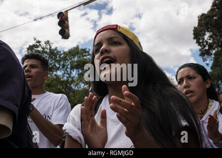 Caracas, Venezuela. 30Th Jan, 2019. Les jeunes crier des slogans politiques dans une protestation contre le gouvernement du chef de l'État Maduro. Dans le milieu de la lutte de pouvoir entre le gouvernement et l'opposition, des manifestants contre le chef d'Etat controversé Maduro ont de nouveau envahi les rues au Venezuela. Crédit : Ivan del Carpio/dpa/Alamy Live News Banque D'Images