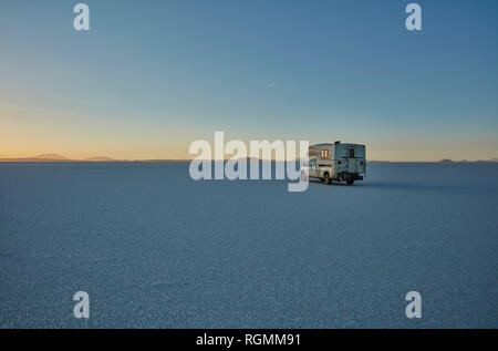 La Bolivie, Salar de Uyuni, camping-sur salt lake au crépuscule Banque D'Images