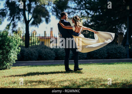 Couples nuptiales profiter de leur jour de mariage dans un parc Banque D'Images