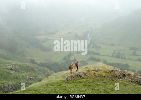 L'Angleterre, la vallée de Langdale, Gimmer Crag, grimpeurs, couple Banque D'Images