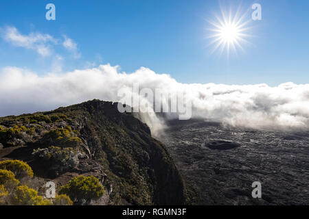 Le Parc National de la réunion, volcan bouclier, Piton de la Fournaise, vue du Pas de Bellecombe contre le soleil Banque D'Images