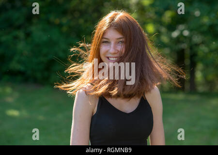 Portrait d'adolescente rousse jetant ses cheveux Banque D'Images