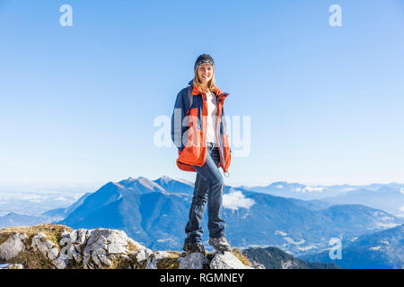 Allemagne, Garmisch-Partenkirchen, Alpspitze, Osterfelderkopf, female hiker Banque D'Images