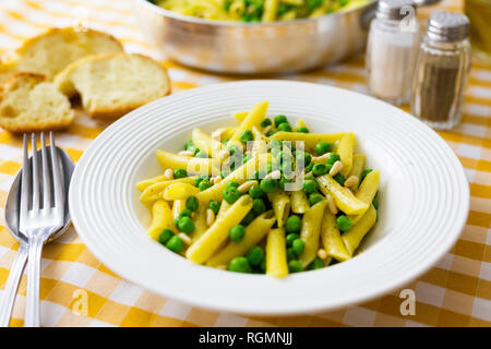 Penne aux petits pois et pignons de pin Banque D'Images