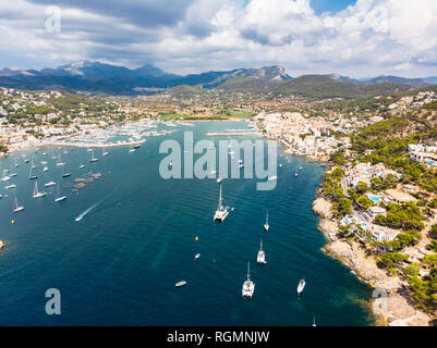 L'Espagne, Îles Baléares, Mallorca, Cala Millor Région, vue aérienne du port d'Andratx, port naturel de la côte et Banque D'Images