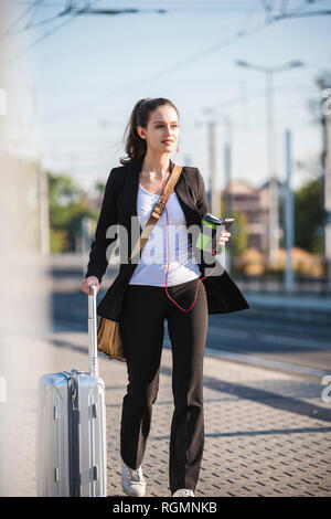 Jeune femme avec assurance dans la ville en mouvement Banque D'Images