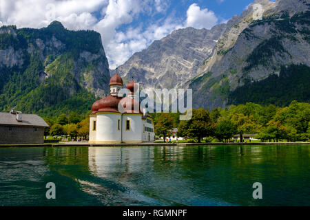 Allemagne, Berlin, le parc national de Berchtesgaden Watzmann, Face Est, vue de l'église St. Bartholomae au lac Königssee Banque D'Images