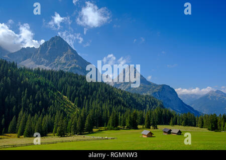 Autriche, Tyrol, montagnes de Wetterstein Mieminger Kette, Ehrwald, alp et Sonnenspitze Banque D'Images