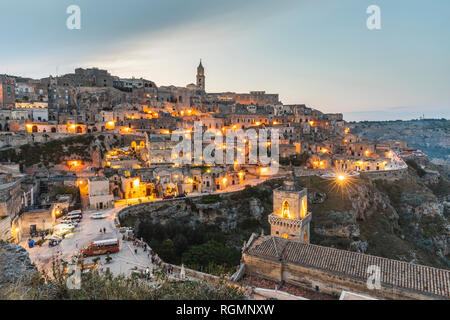 L'Italie, la Basilicate, Matera, paysage urbain et historique habitat troglodytique, Sassi di Matera dans la soirée Banque D'Images