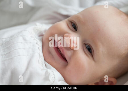 Portrait of smiling baby girl, close-up Banque D'Images