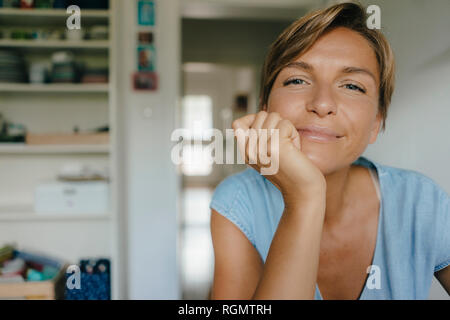 Portrait of smiling woman at home Banque D'Images