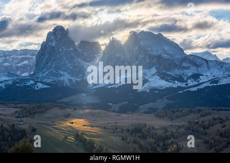 L'Italie, Trentino, Alpe di Siusi, Sassolungo et Sassopiatto au lever du soleil Banque D'Images