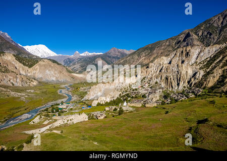 Vue Aérienne Vue panoramique sur le village et alentours agricoles avec les champs d'orge et de sarrasin dans le Upper Marsyangdi valley Banque D'Images