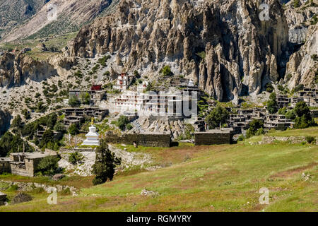 Vue aérienne sur les maisons du village et Braga Gompa, le monastère local, dans l'Upper Marsyangdi valley Banque D'Images