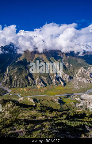 Vue aérienne sur la campagne agricole de la haute vallée de la Marsyangdi, trouble du paysage alpin dans la distance groupe Annapurna Banque D'Images