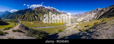 Vue Aérienne Vue panoramique sur la campagne agricole de l'Upper Marsyangdi vallée, les sommets enneigés de l'Annapurna dans la distance Banque D'Images