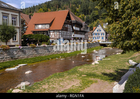Dans la ville de la rivière Schiltach Schiltach, Forêt Noire, Allemagne, maisons à colombages au bord de la rivière, la vallée de Kinzig aussi, se détendre sur la banque Banque D'Images