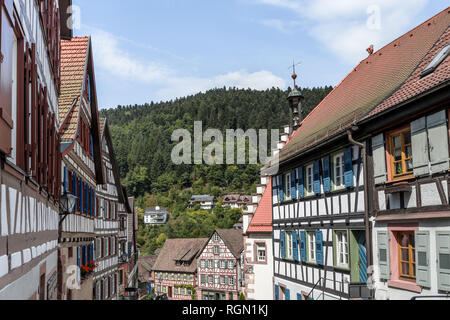 Maisons à colombages à Schiltach, Forêt Noire voir en arrière-plan, l'Allemagne, la vieille ville historique aux collines environnantes Banque D'Images