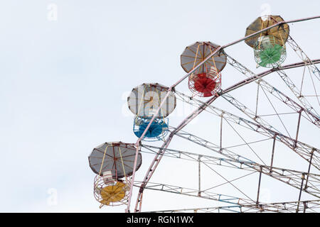 Vintage grande roue. Vieux colorés carousel au cirque avec copie espace pour le texte. Banque D'Images