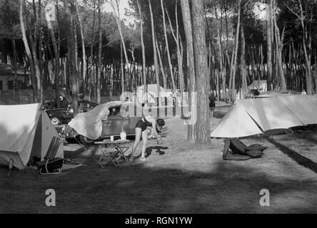 Italie, Toscane, Marina di Massa, camping, 1952 Banque D'Images