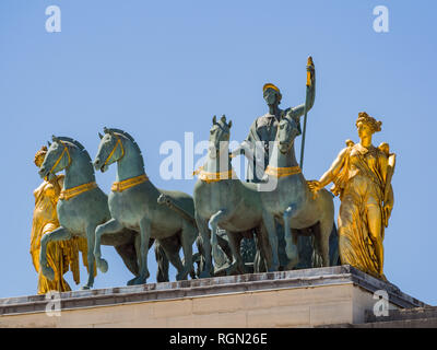 Matin sur le magnifique Arc de triomphe du Carrousel à Paris, France Banque D'Images