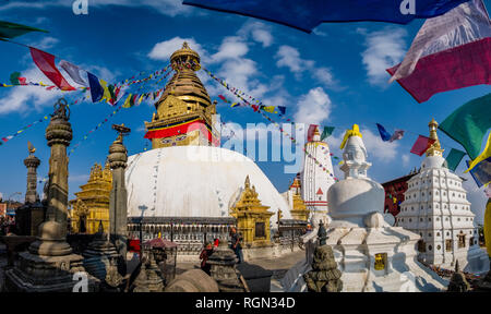 Le grand stupa de Swayambhunath avec battement de drapeaux de prières, de petits temples et sculptures ci-dessous Banque D'Images