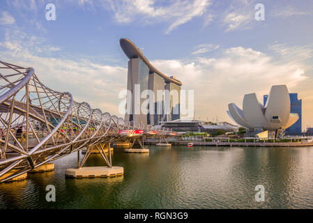 Singapour - le 10 août 2018 : skyline de Singapour par le Marina Bay avec le célèbre monument de Singapour : sands, Helix, et art museum Banque D'Images