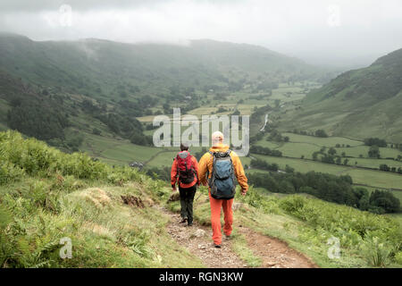 L'Angleterre, la vallée de Langdale, Gimmer Crag, grimpeurs, couple Banque D'Images