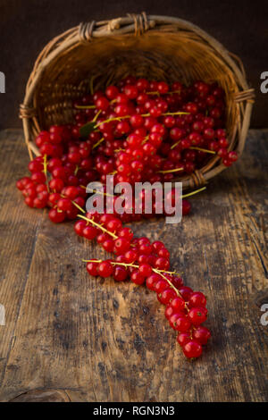 Groseilles rouges dans panier sur bois Banque D'Images