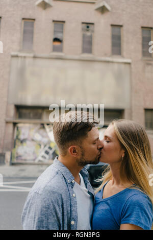 Young couple kissing in the city Banque D'Images