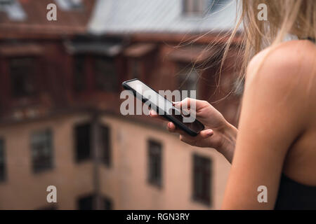 Woman's hand holding smartphone, close-up Banque D'Images