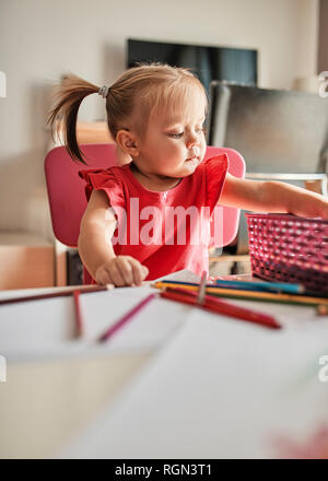 Portrait de petite fille dessin avec crayons de couleur Banque D'Images