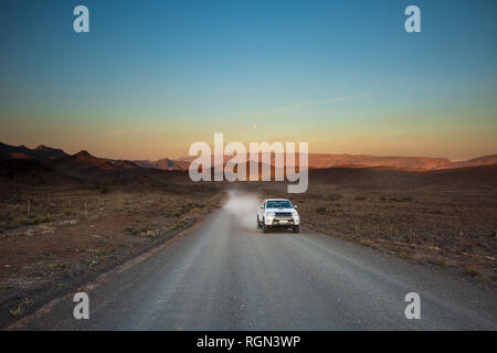 L'Afrique du Sud, Cape Town, Voiture sur route de terre Banque D'Images