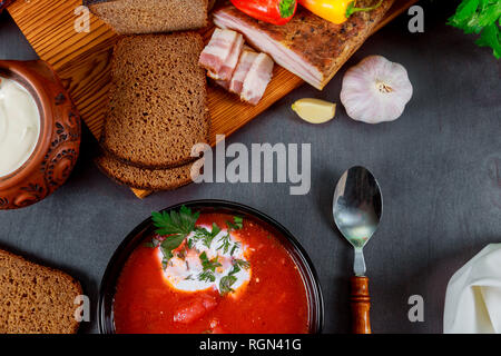 Ukrainian National Maison Rouge - soupe bortsch fait de beetrot, les légumes et la viande avec de la crème du pain brun, le saindoux ail, oignon vert, le poivron rouge Banque D'Images