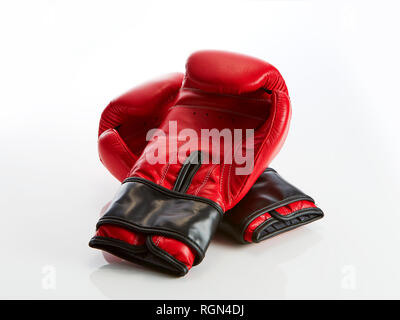 Gants de boxe rouge sur fond blanc Banque D'Images