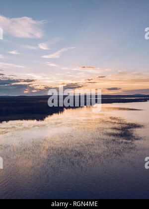 Le lac Inari, Finlande, au coucher du soleil Banque D'Images