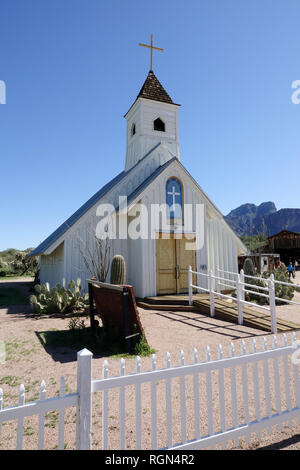 Une vue de l'Elvis Presley Memorial Chapel situé à la base de la Superstition Mountains. La chapelle a été construite pour le déplacer Charrol. Banque D'Images