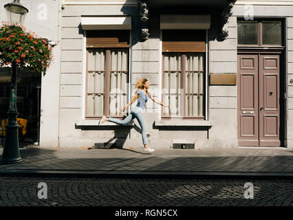 Pays-bas, Maastricht, jeune femme blonde le long bâtiment de la ville Banque D'Images