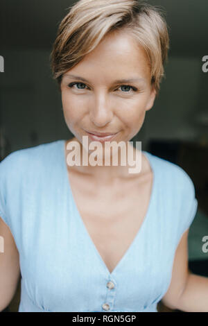 Portrait of smiling woman Banque D'Images